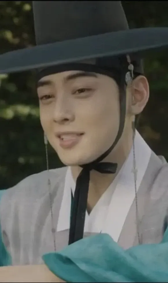 Behind-the-scenes cut of Cha Eunwoo
