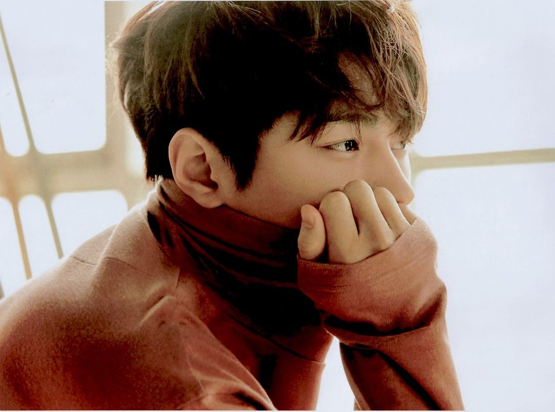 Behind-the-scenes cut of Kim Myungsoo (L)