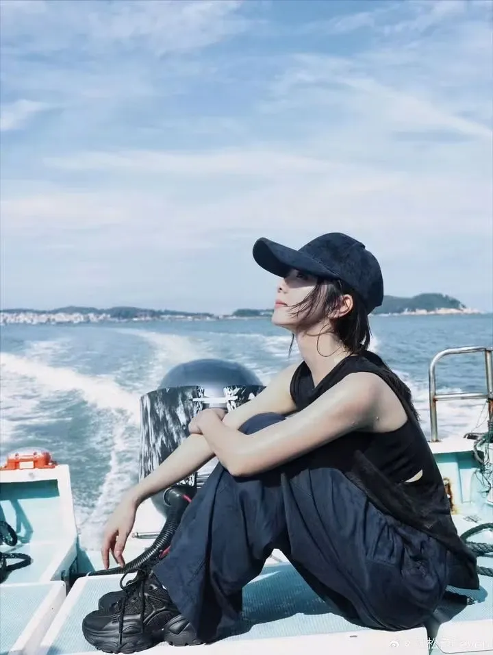 Behind-the-scenes cut of Tan Song Yun
