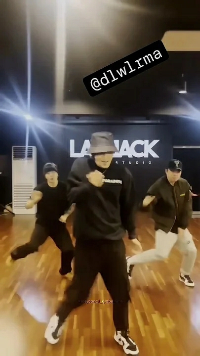 Behind-the-scenes cut of Lee Joongi