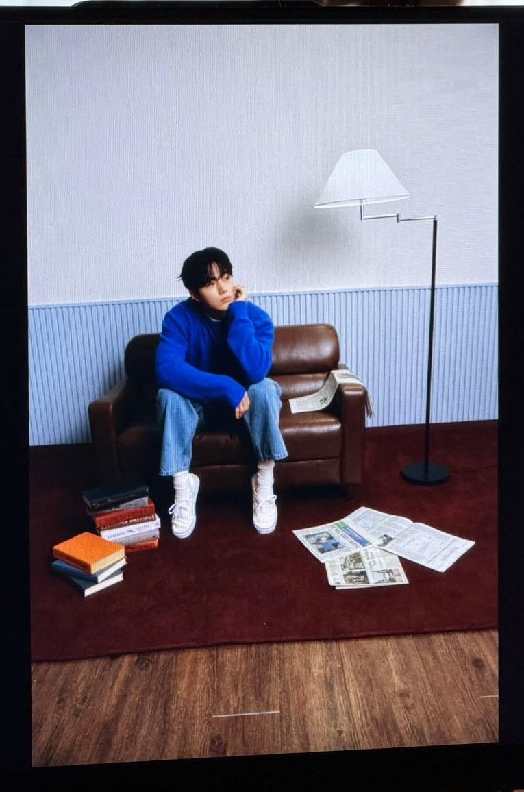 Behind-the-scenes cut of Kim Myungsoo (L)