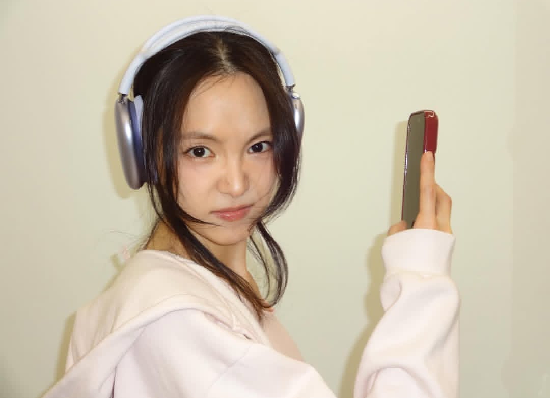 Behind-the-scenes cut of Son Naeun