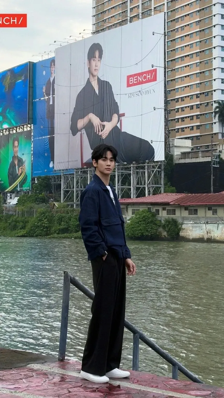 A moment captured by a fan of Kim Soohyun