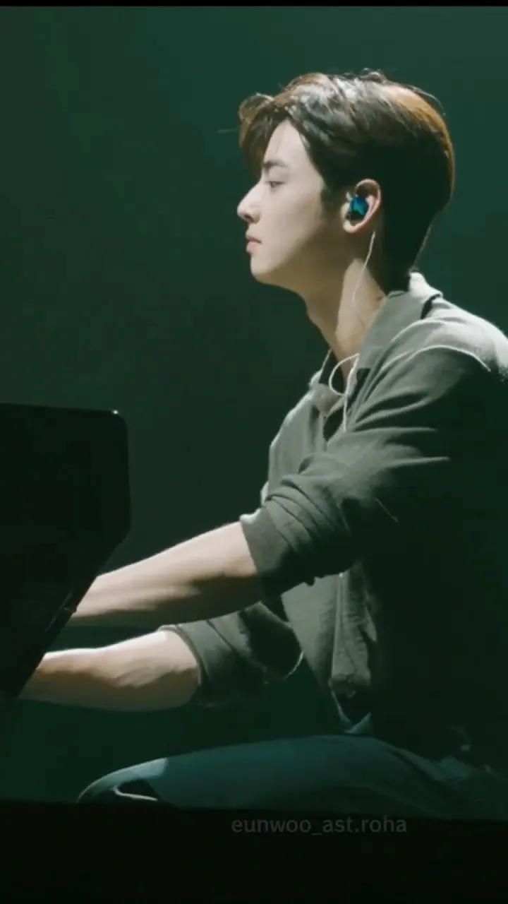 Behind-the-scenes cut of Cha Eunwoo