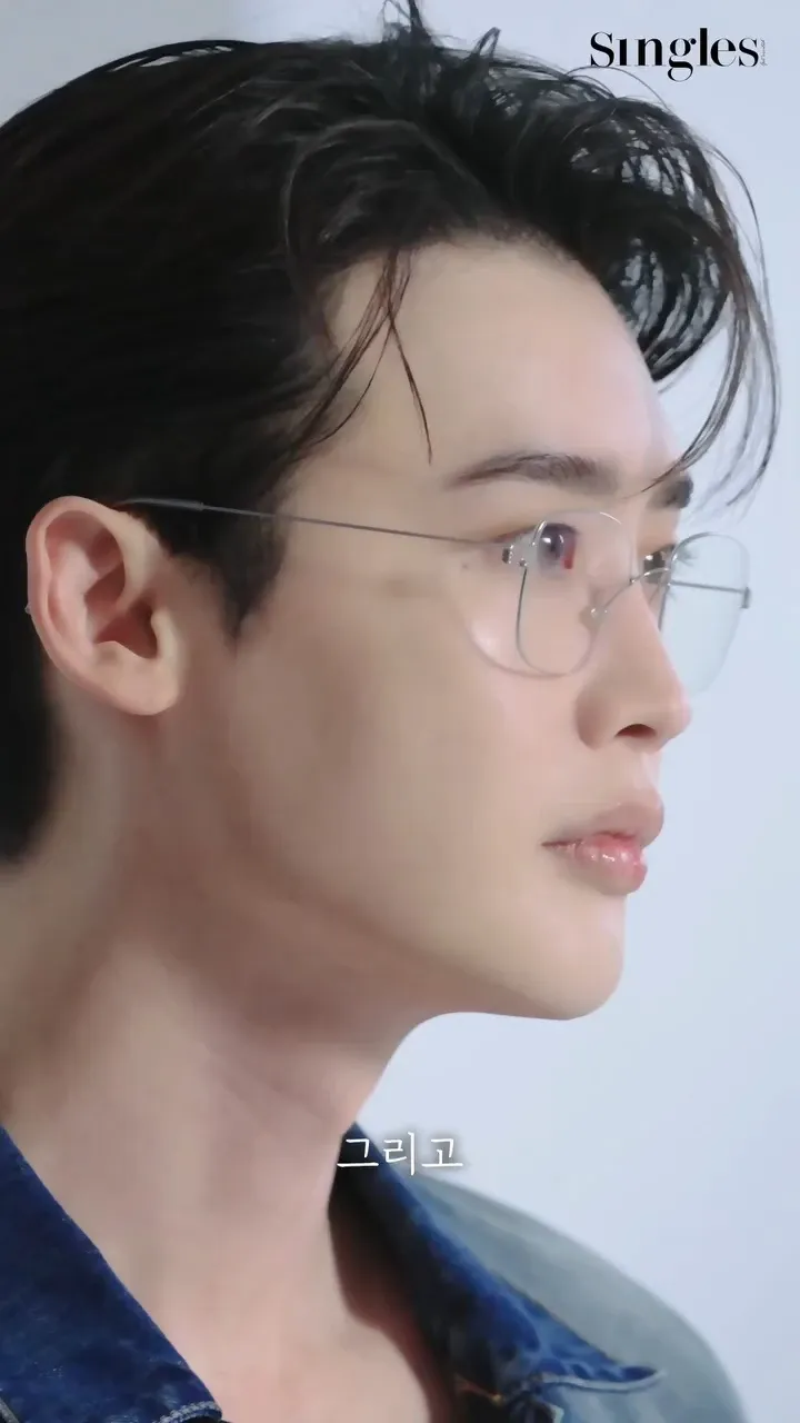 A moment captured by a fan of Lee Jongsuk