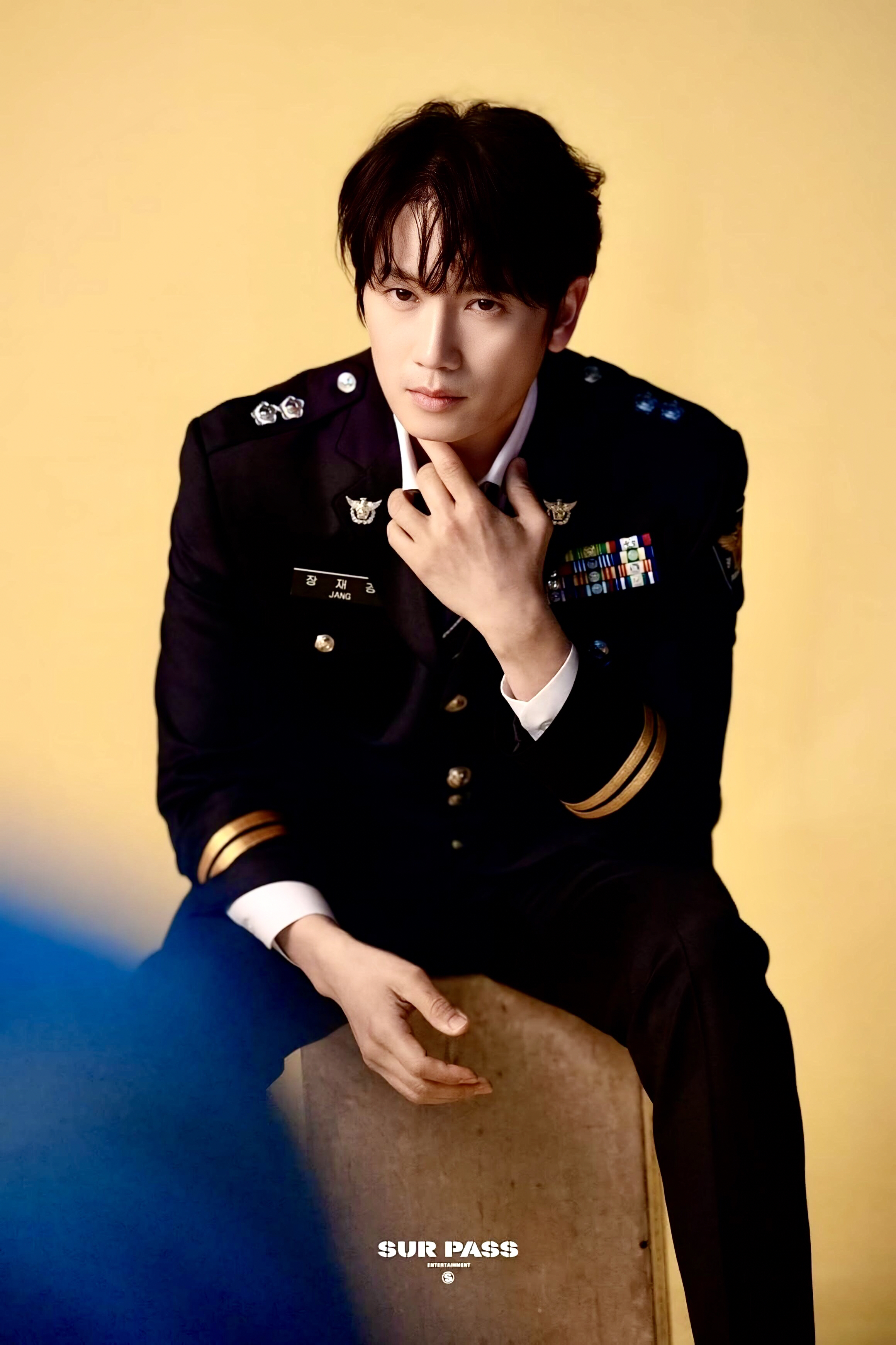 Behind-the-scenes cut of Ji Sung