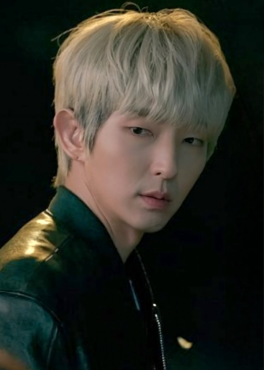 A moment captured by a fan of Lee Joongi