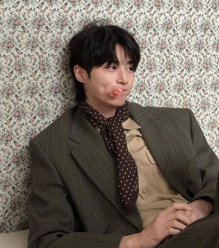 Behind-the-scenes cut of Byeon Wooseok