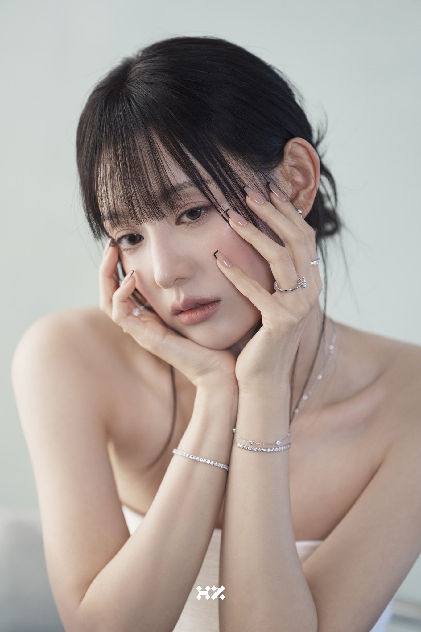 Behind-the-scenes cut of Kim Jiwon