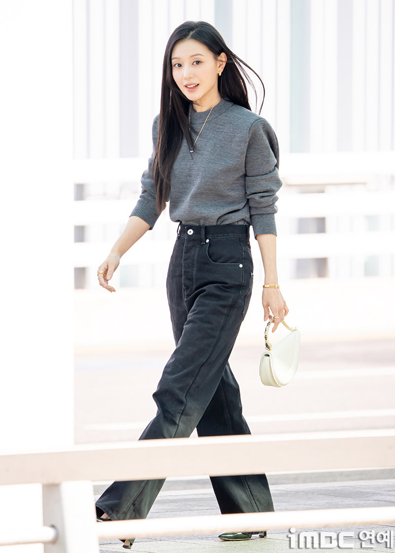 Behind-the-scenes cut of Kim Jiwon