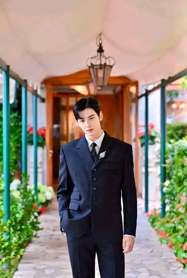 Recent activity shot of Cha Eunwoo