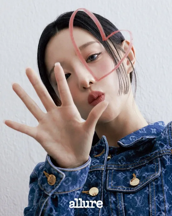 Behind-the-scenes cut of Kim Jiwon