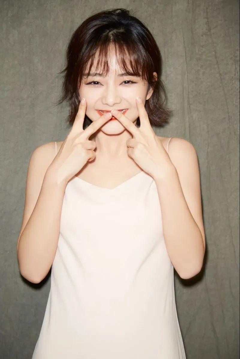 Behind-the-scenes cut of Tan Song Yun