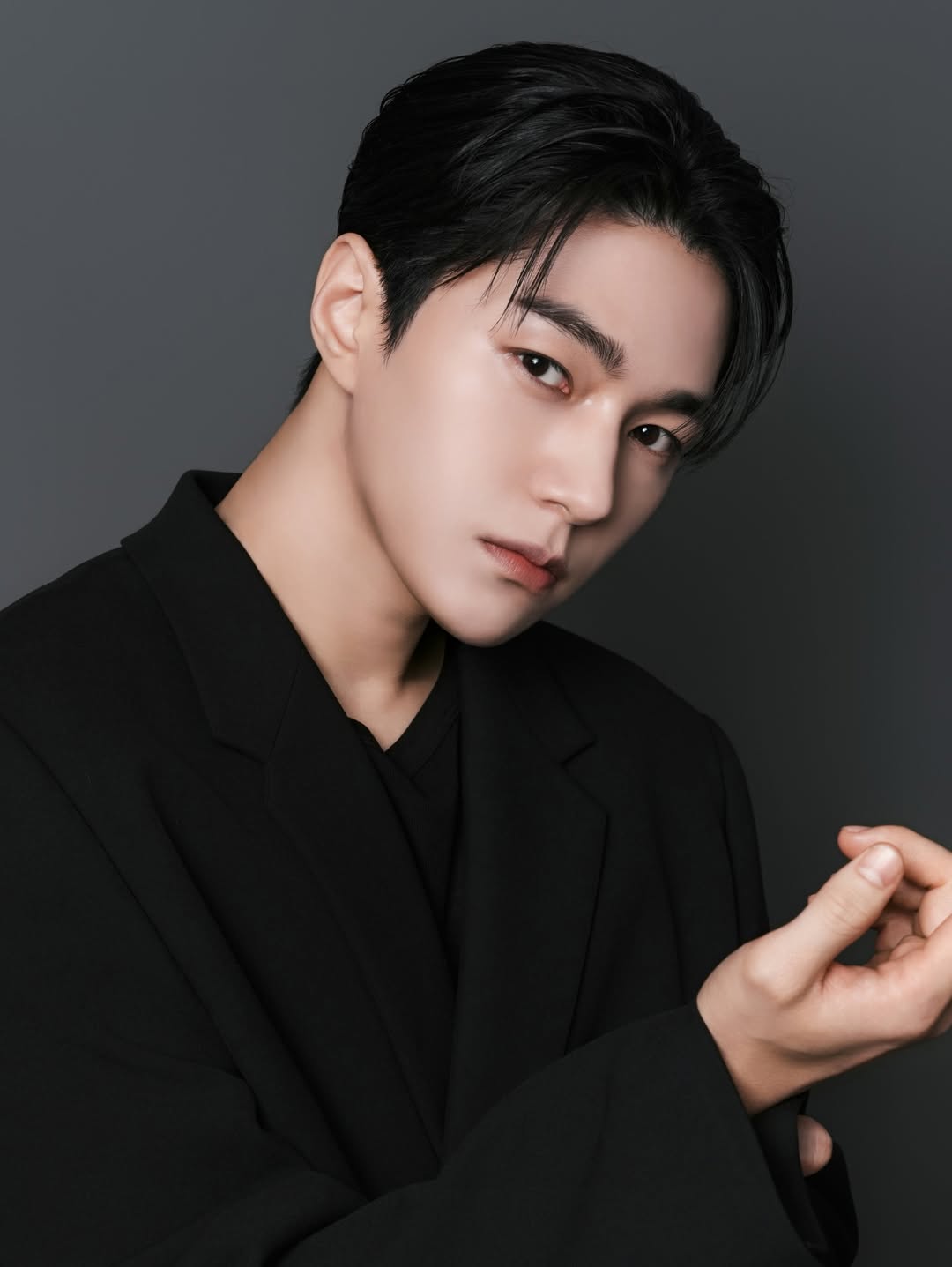 Recent activity shot of Kim Myungsoo (L)