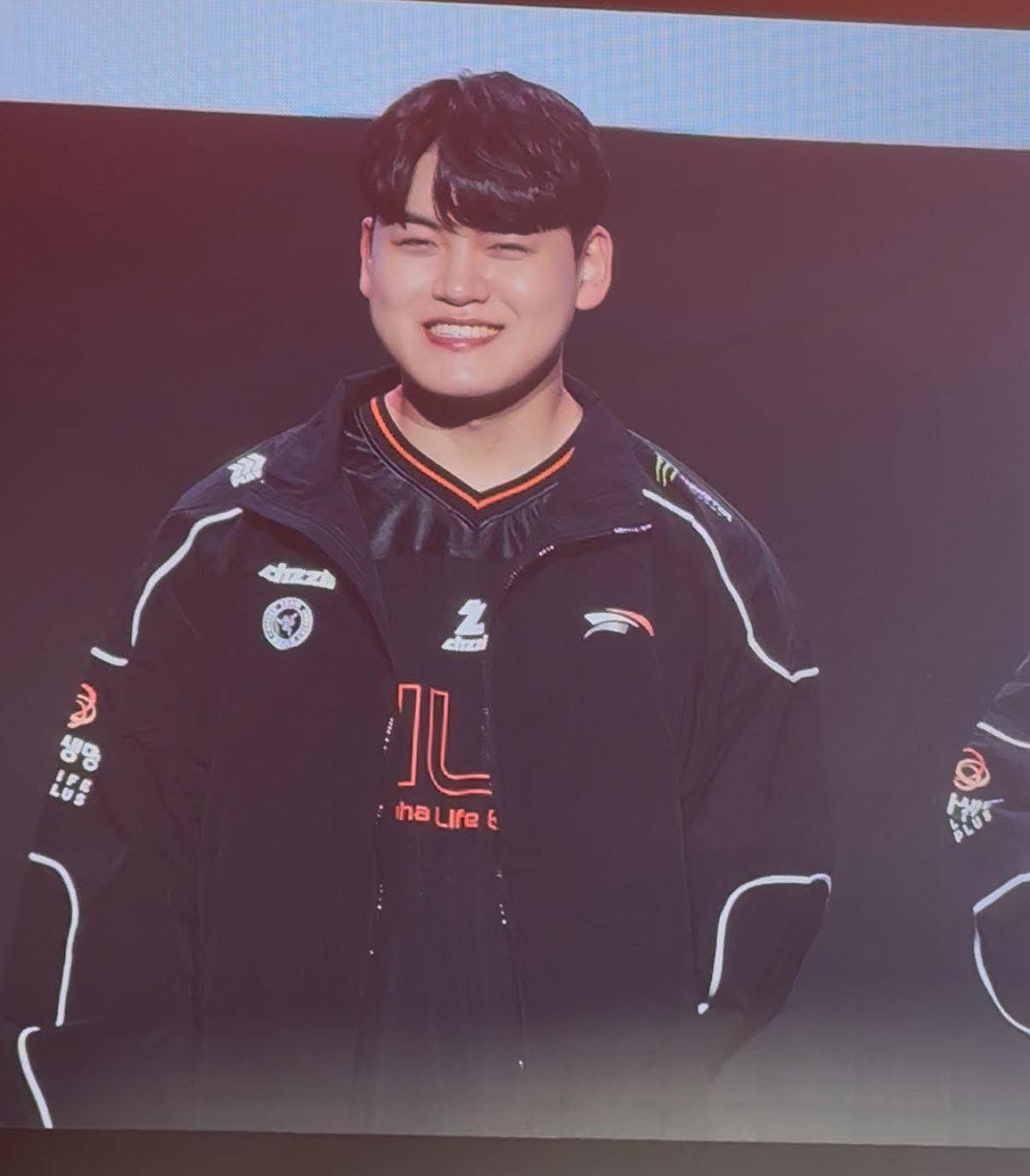 Behind-the-scenes cut of Gumayusi