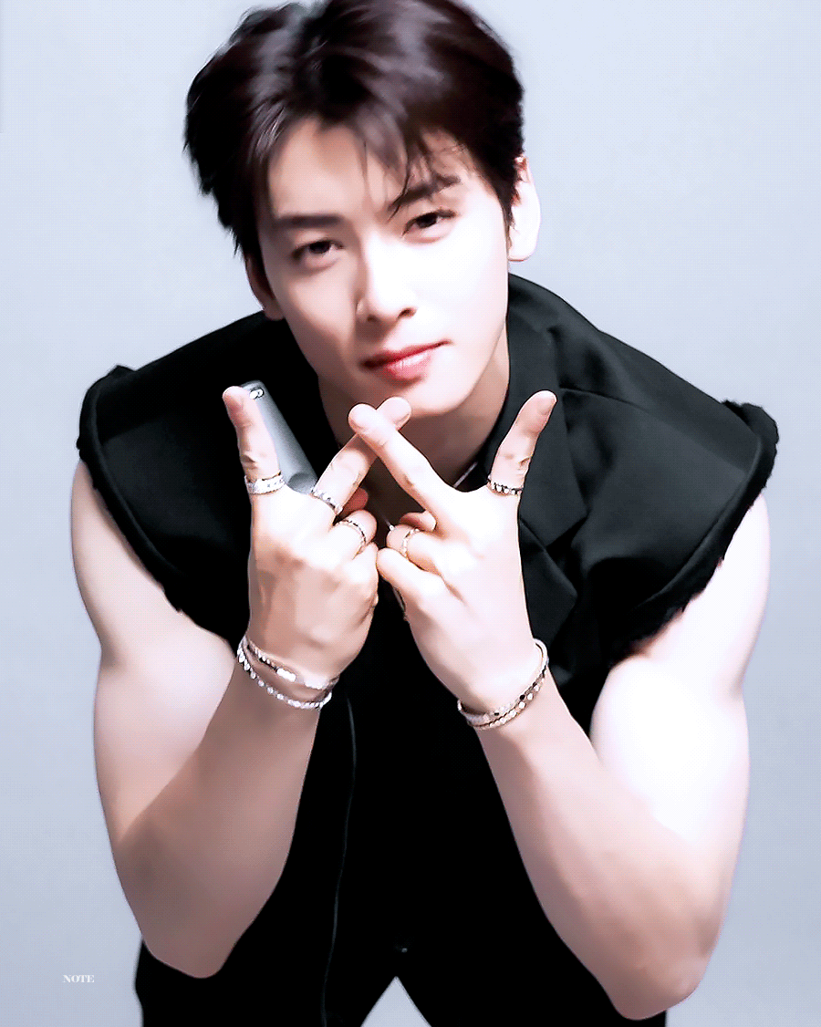 Behind-the-scenes cut of Cha Eunwoo