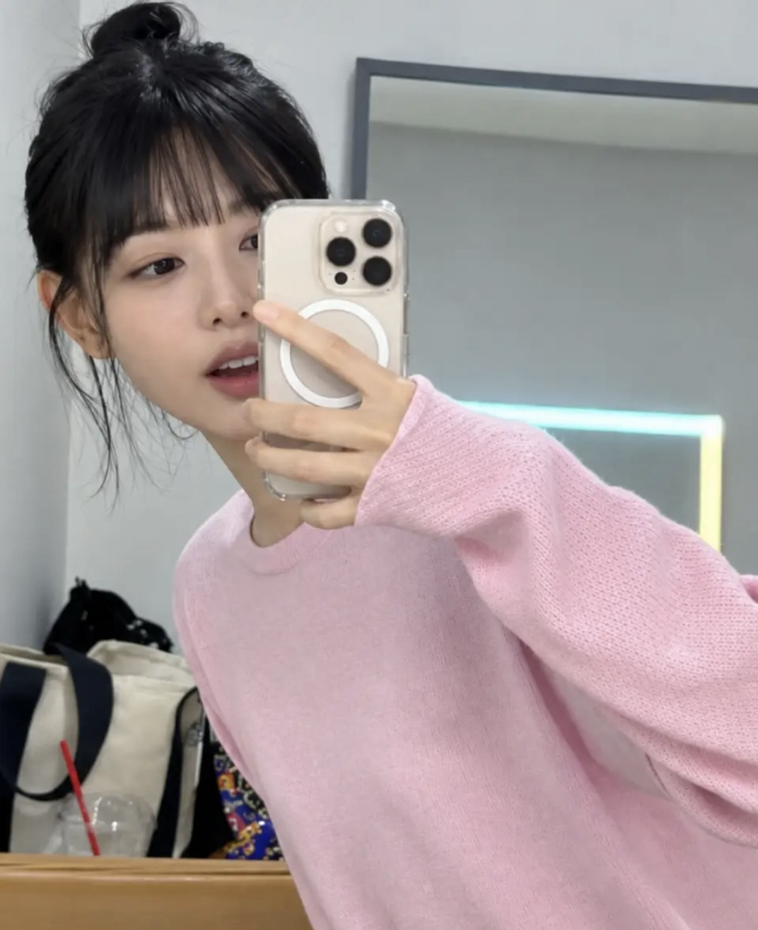 A moment captured by a fan of Kim Jiwon