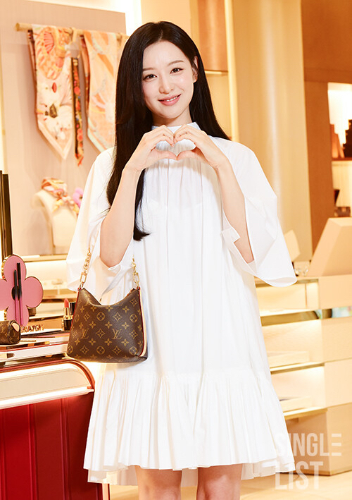 Behind-the-scenes cut of Kim Jiwon