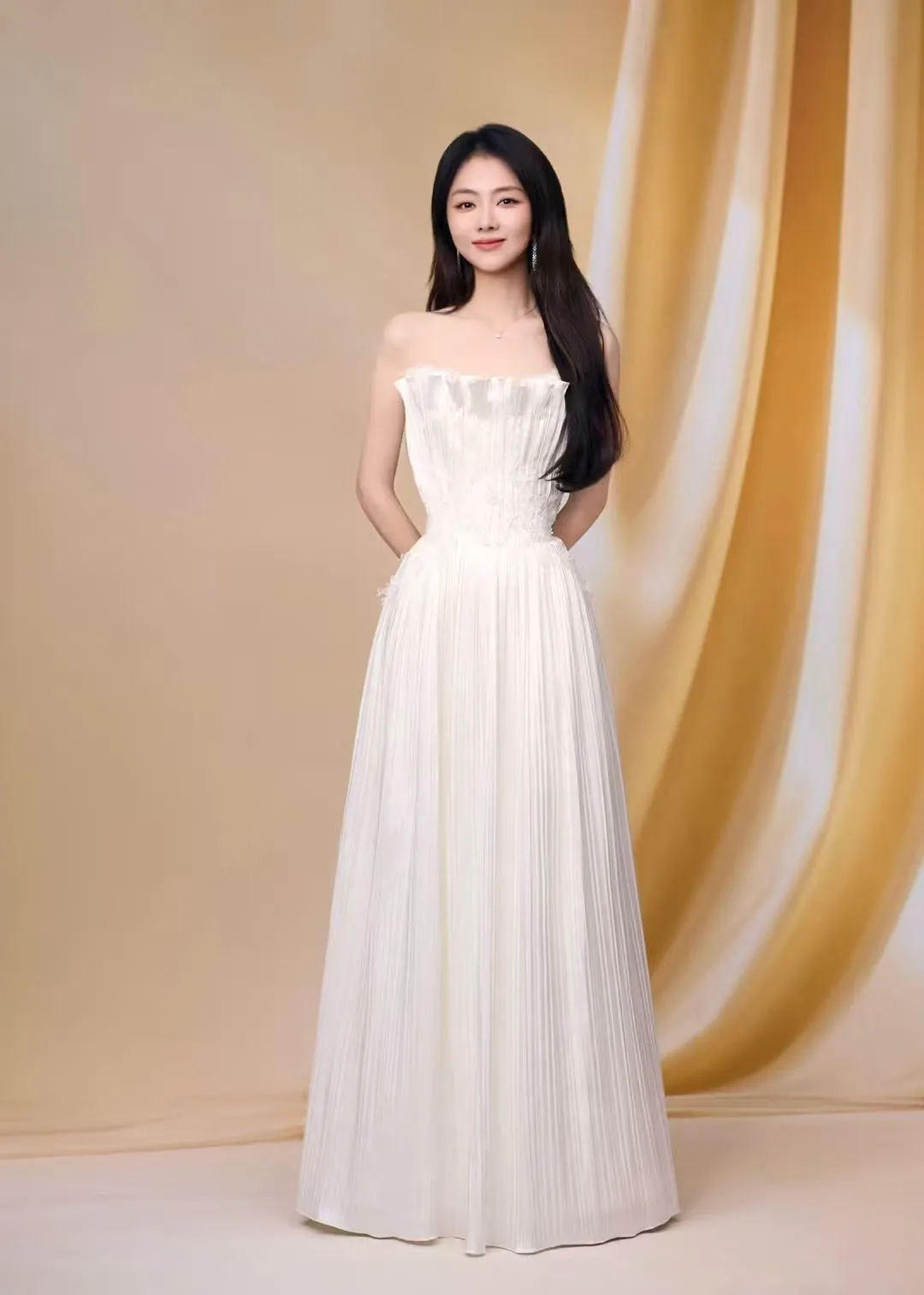 Behind-the-scenes cut of Tan Song Yun