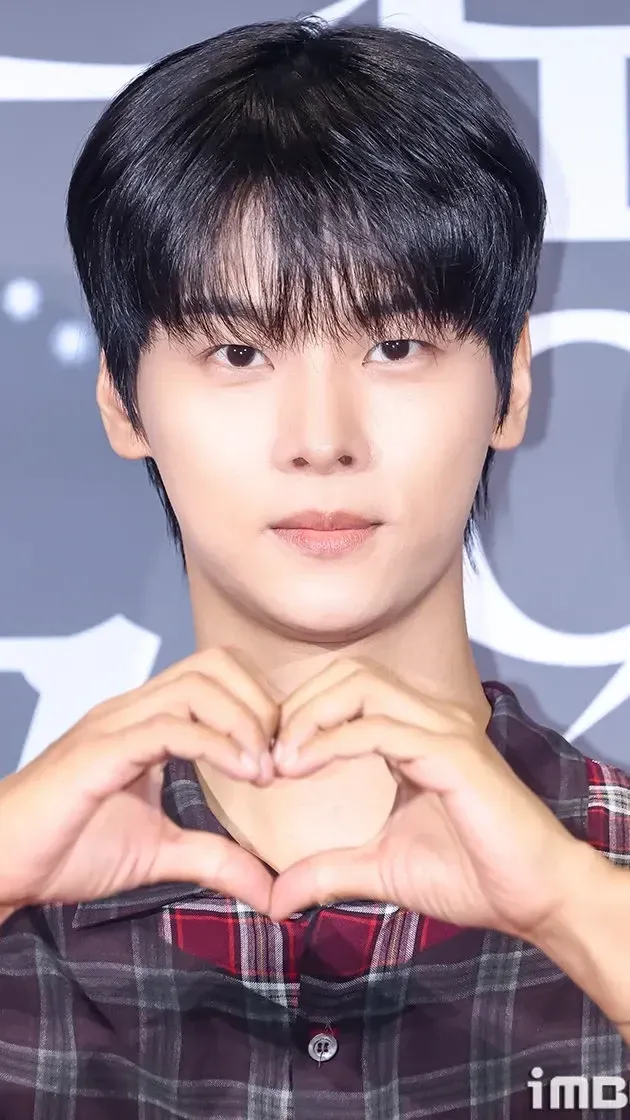 Emotional wallpaper shared by fans for Cha Hakyeon (N)
