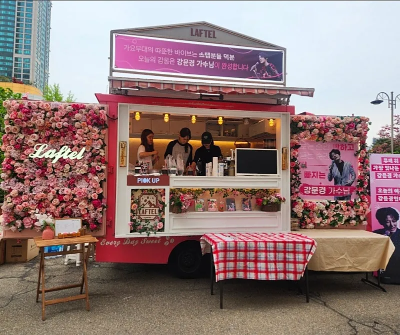 A moment captured by a fan of Kang Moonkyung