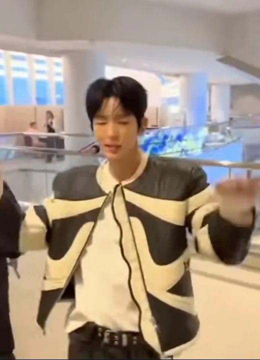 A moment captured by a fan of Lee Joongi