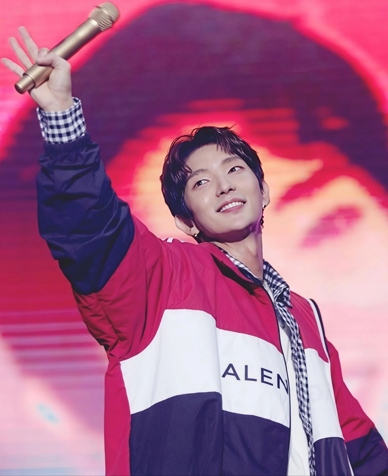 A moment captured by a fan of Lee Joongi