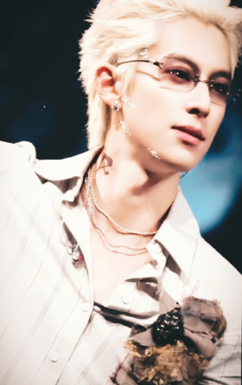 A moment captured by a fan of Dylan Wang