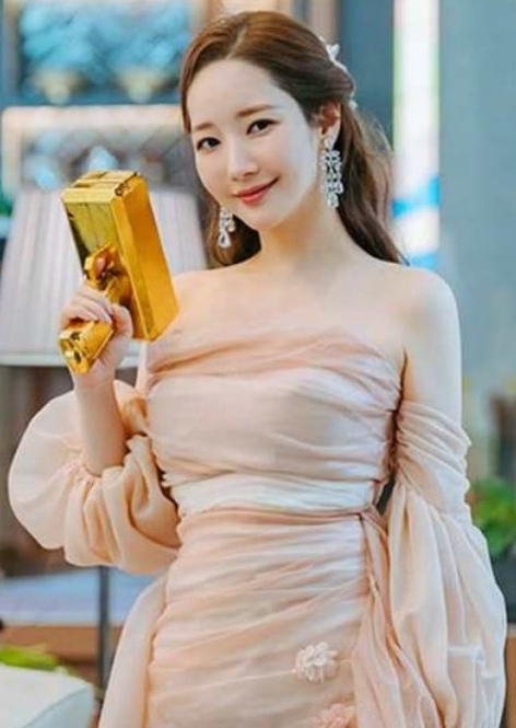 Behind-the-scenes cut of Park Minyoung