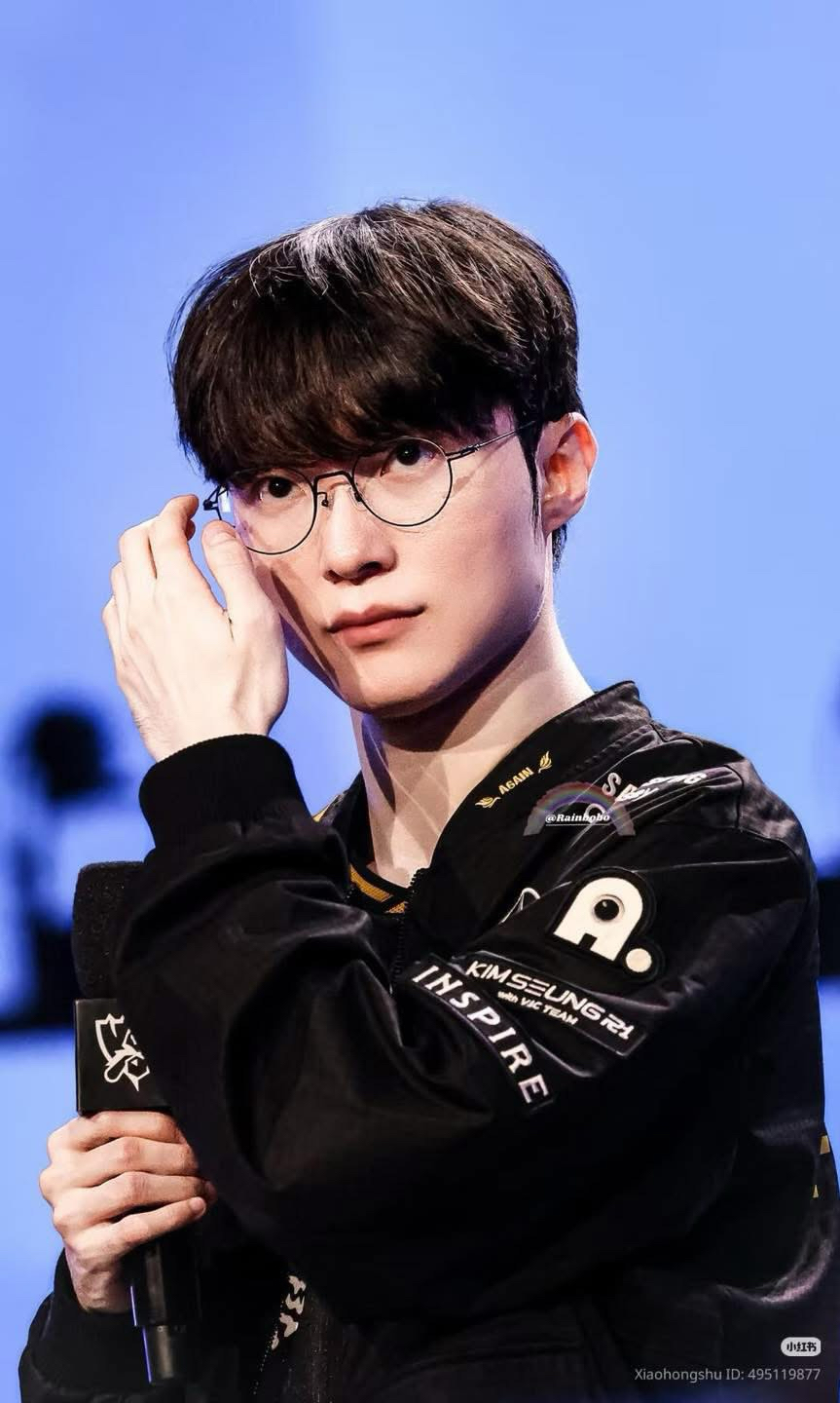 最爱偶像名人粉丝团推荐的Faker背景图片