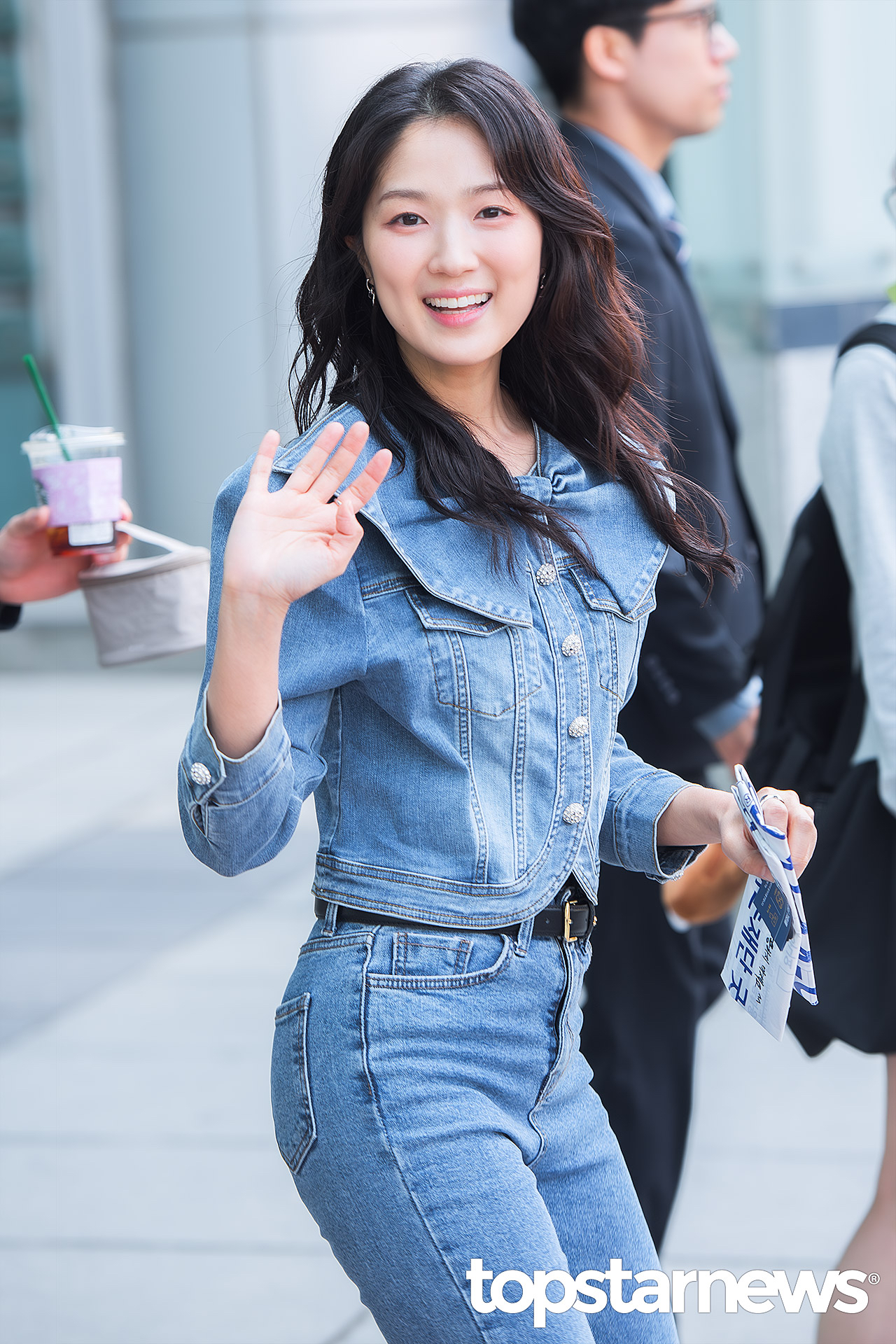 Behind-the-scenes cut of Kim Hyeyoon