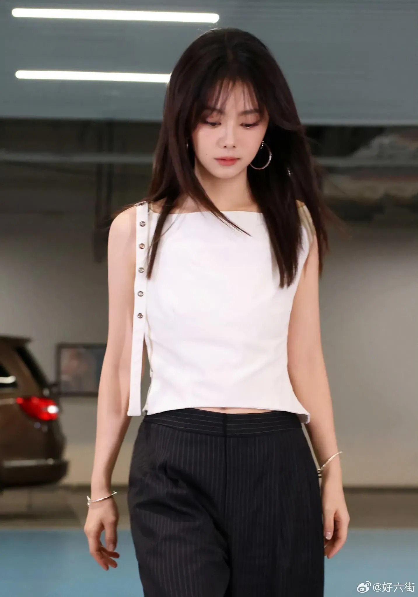 Behind-the-scenes cut of Tan Song Yun