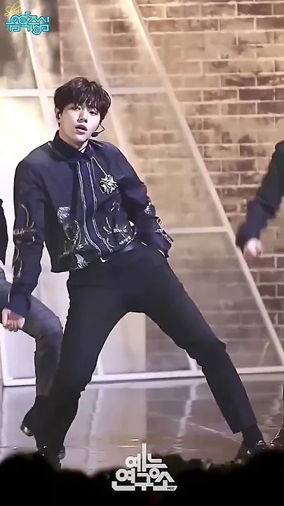 Emotional wallpaper shared by fans for Kim Myungsoo (L)