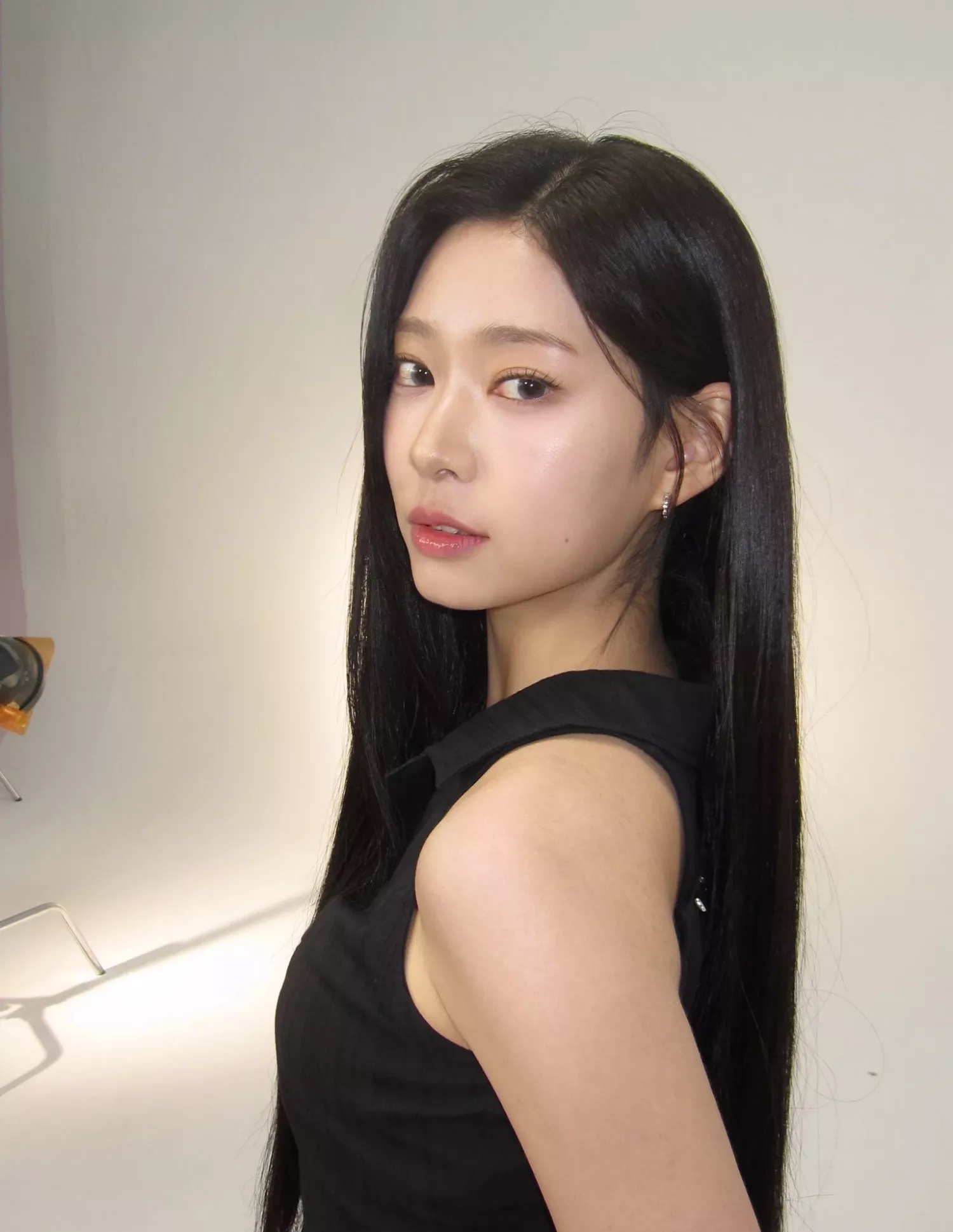 Behind-the-scenes cut of Kim Minju