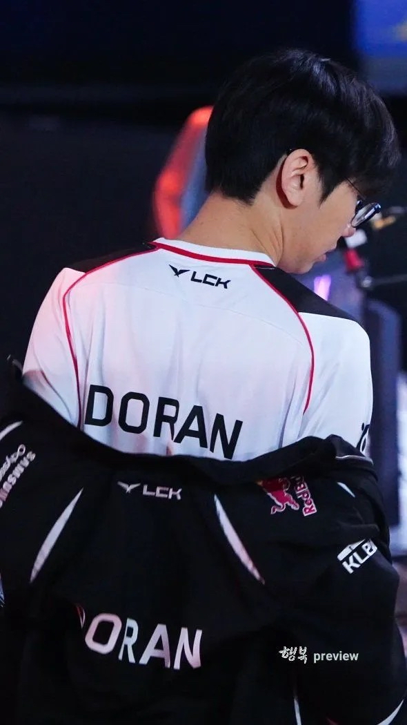 Emotional wallpaper shared by fans for Doran