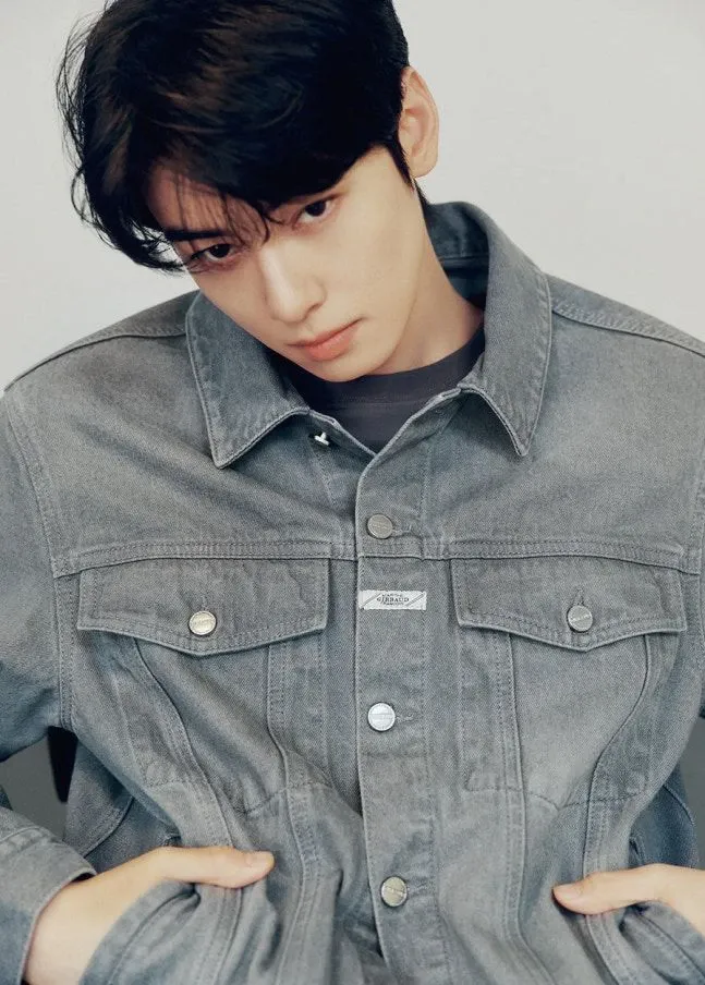Latest photo of Cha Eunwoo