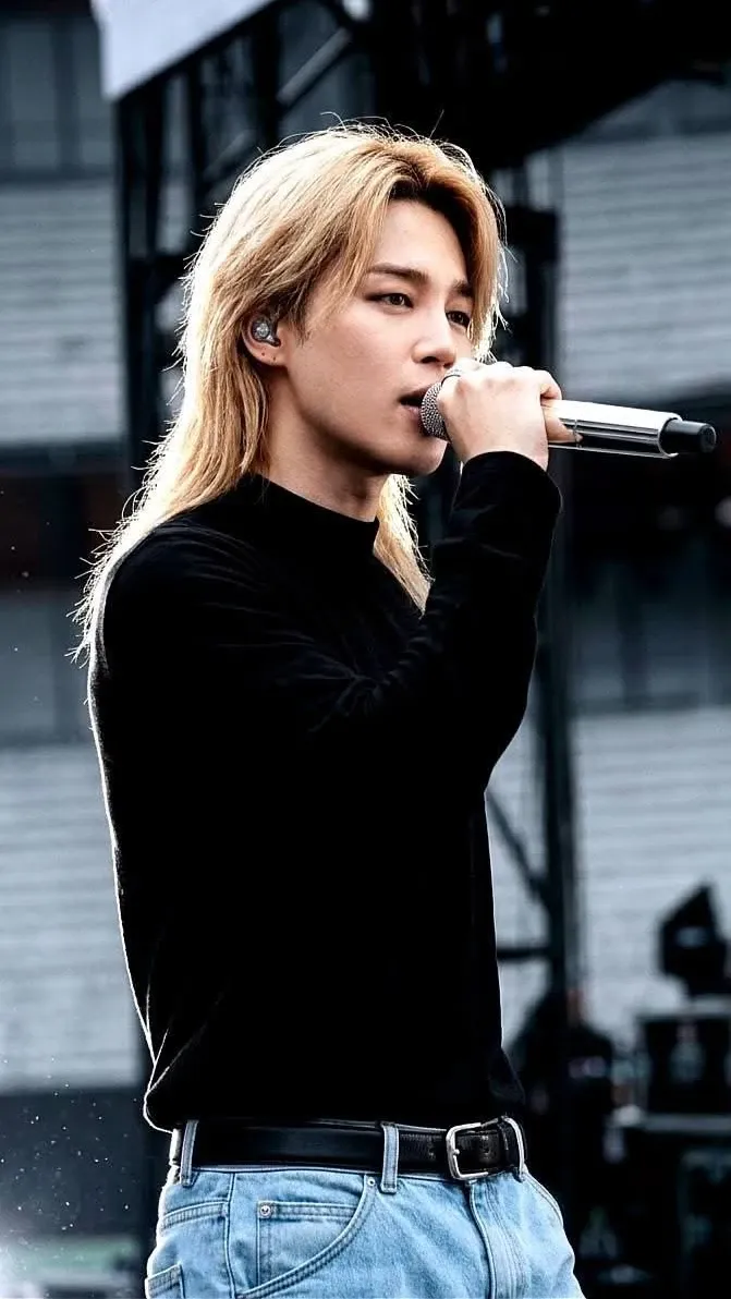 Emotional wallpaper shared by fans for Ha Jimin