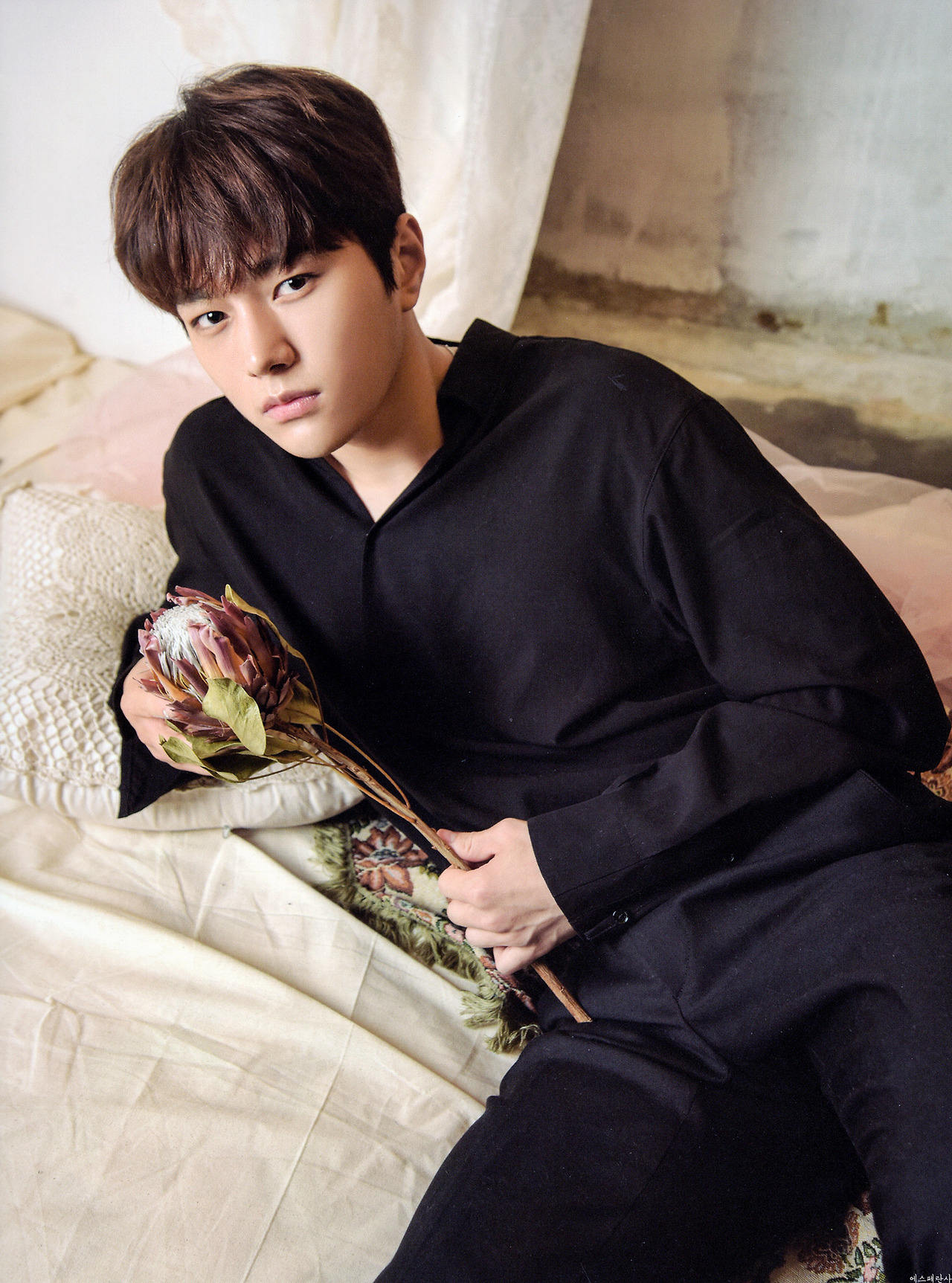 A moment captured by a fan of Kim Myungsoo (L)