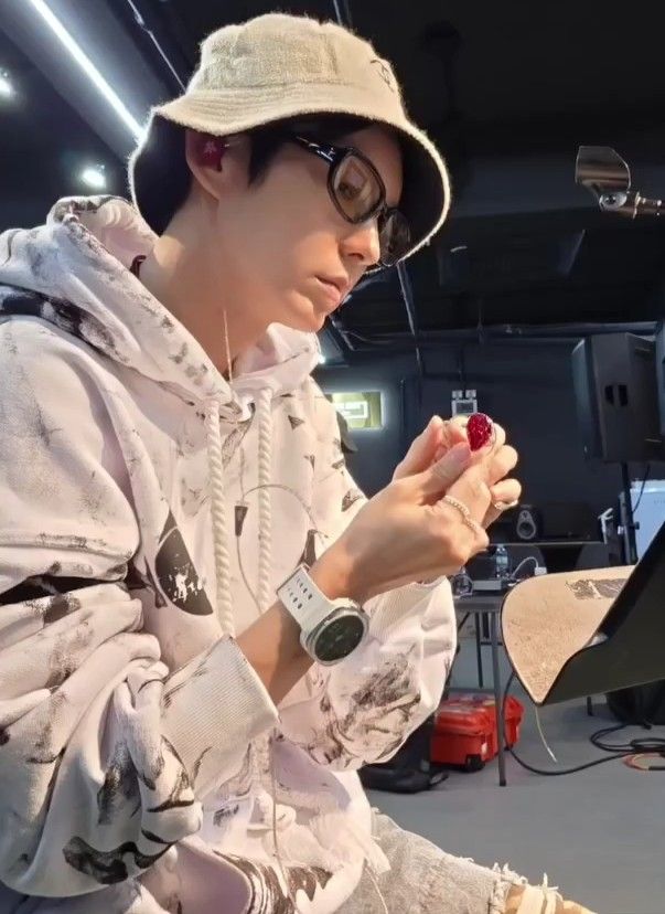 Behind-the-scenes cut of Lee Joongi