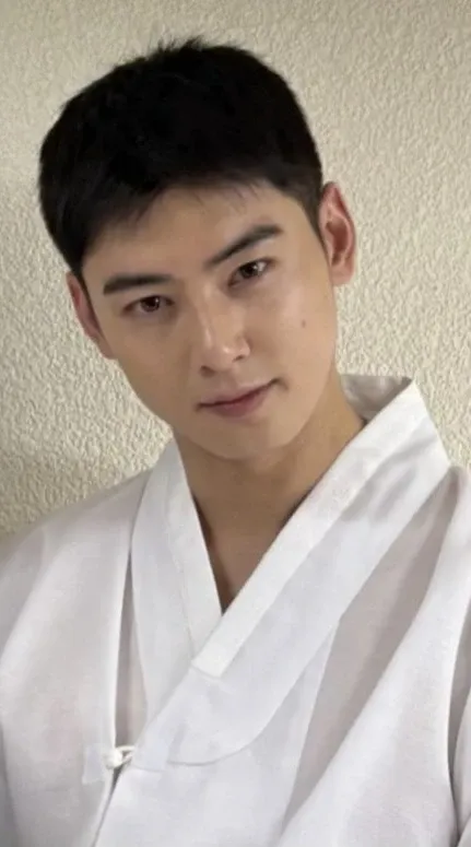 Latest photo of Cha Eunwoo