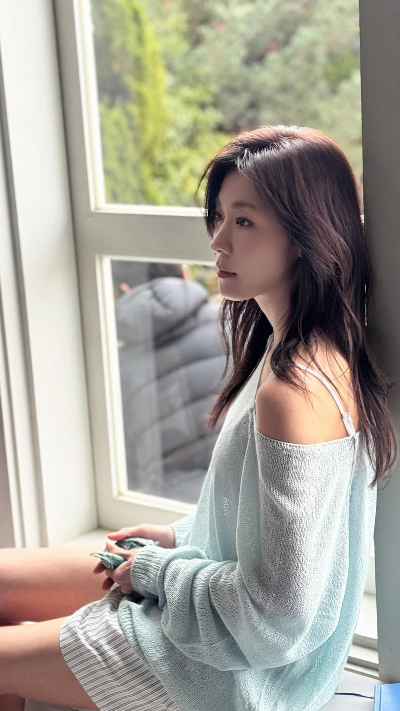 Emotional wallpaper shared by fans for Ha Jiwon
