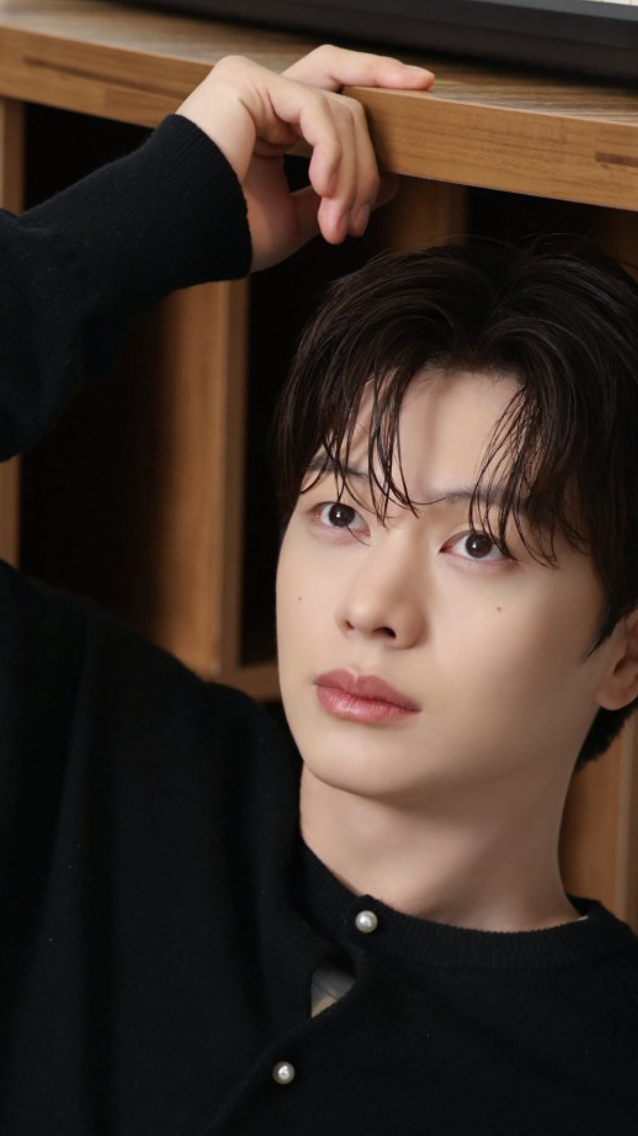 A moment captured by a fan of Yook Sungjae