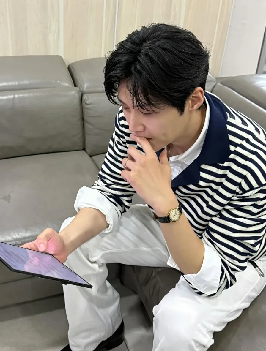 Behind-the-scenes cut of Kim Seonho