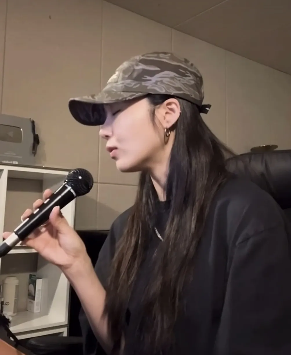 Behind-the-scenes cut of Jung Eunji
