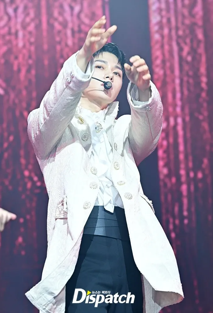 A moment captured by a fan of Kim Myungsoo (L)