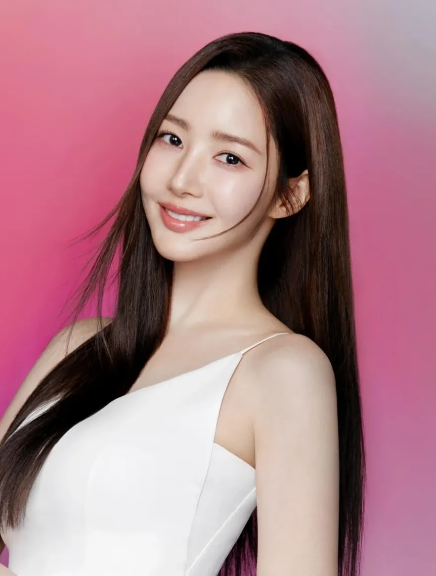 Behind-the-scenes cut of Park Minyoung