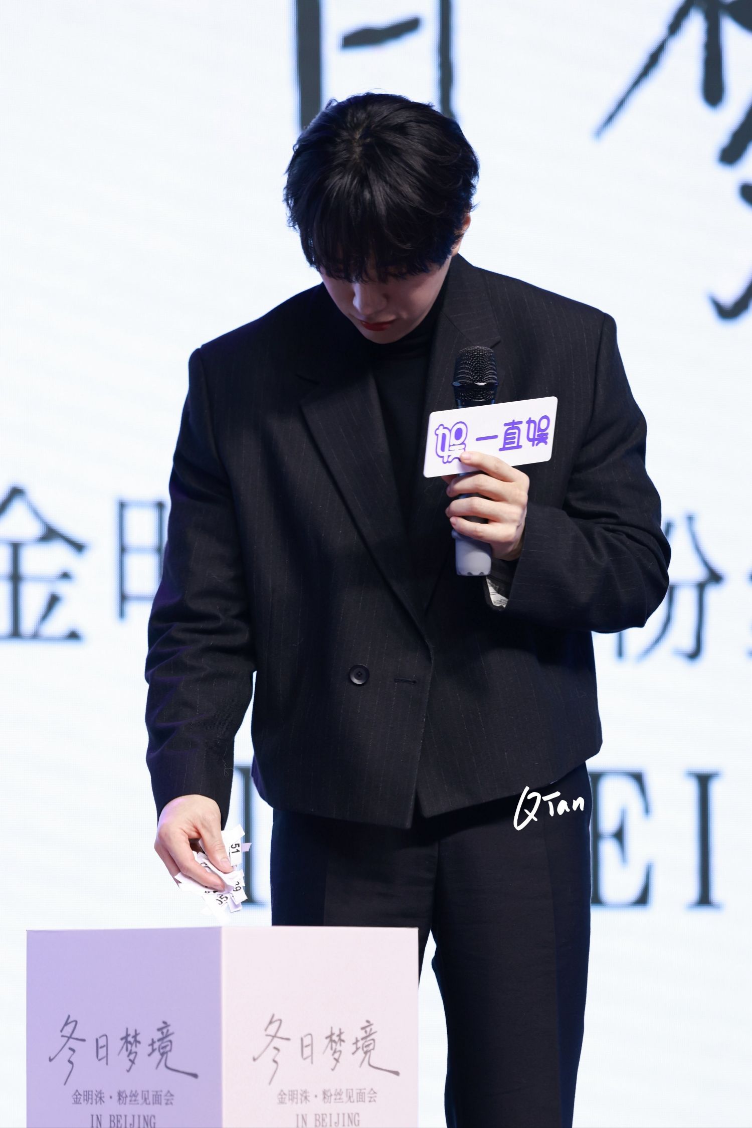 A moment captured by a fan of Kim Myungsoo (L)