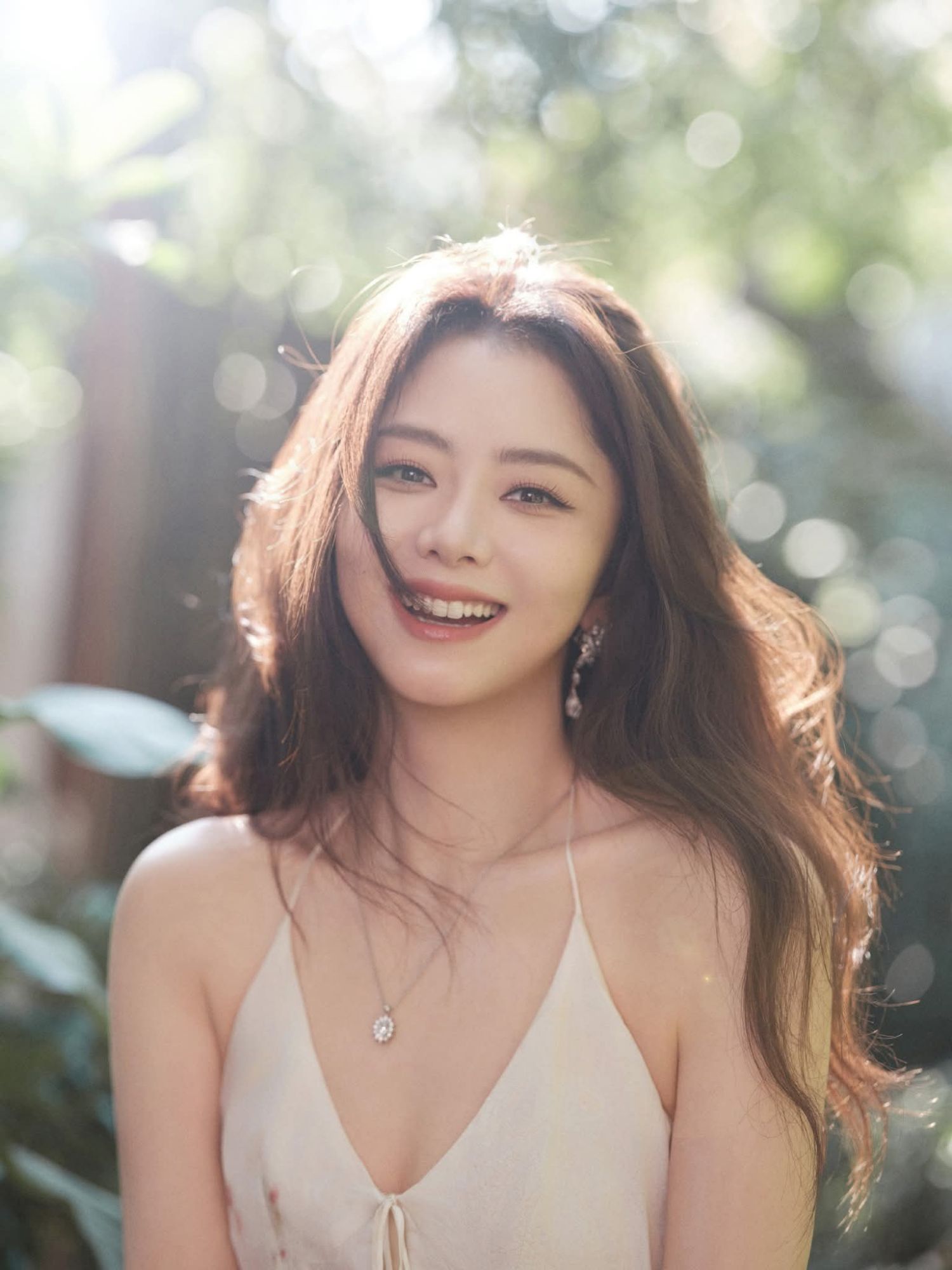 Behind-the-scenes cut of Tan Song Yun