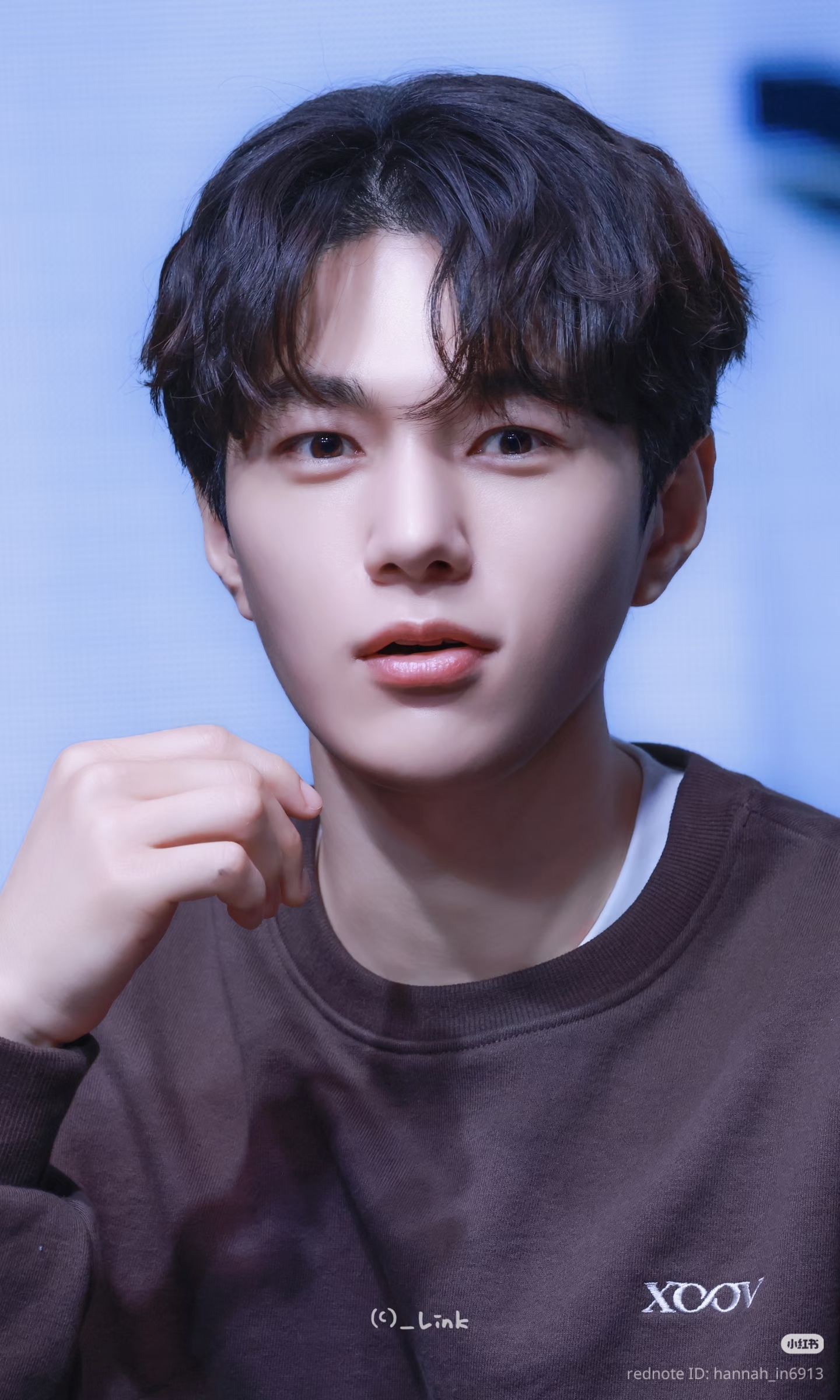 A moment captured by a fan of Kim Myungsoo (L)