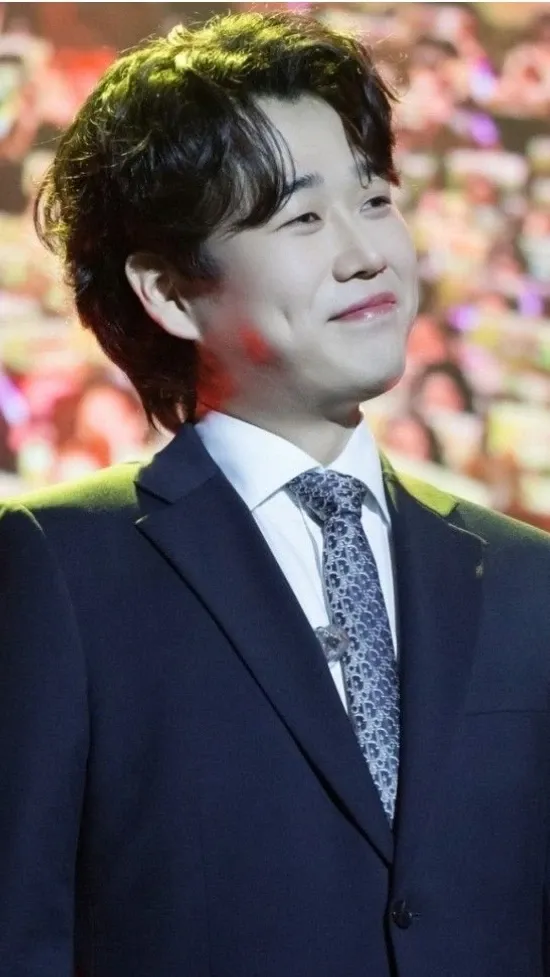 A moment captured by a fan of Hwang Youngwoong